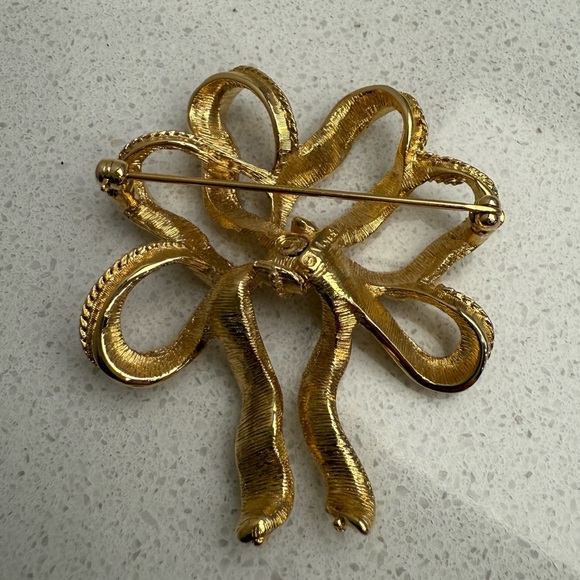 Vintage Bow Brooch Pin Signed Monet Gold Tone - Picture 3 of 7